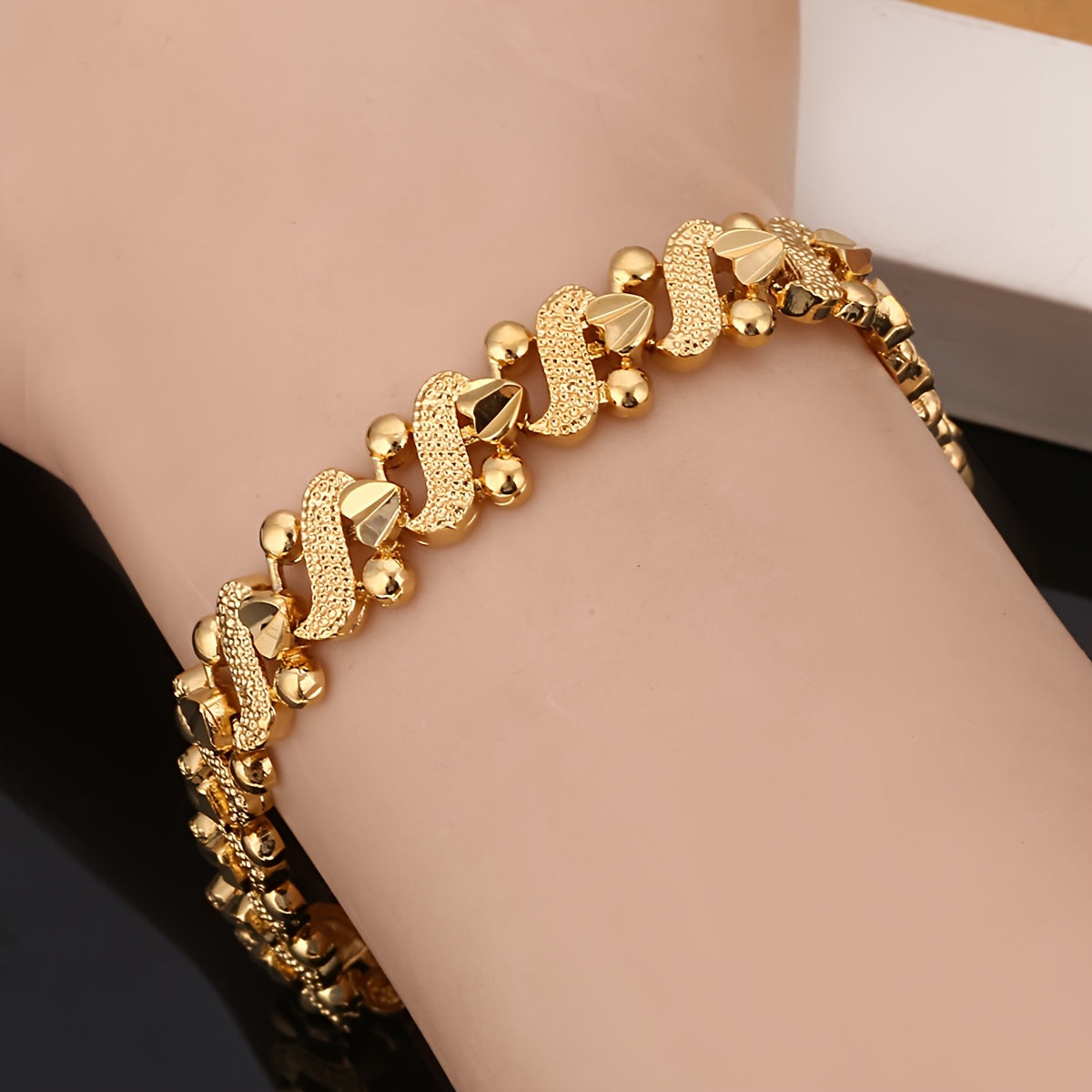 Lily Ornate Wave Armbånd | Guld
