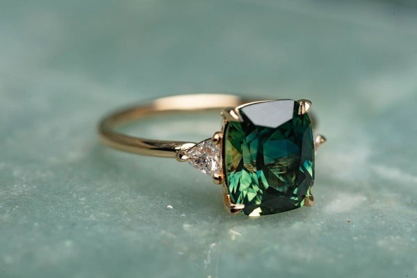 Vintage-inspireret grøn ædelstensring | Guld