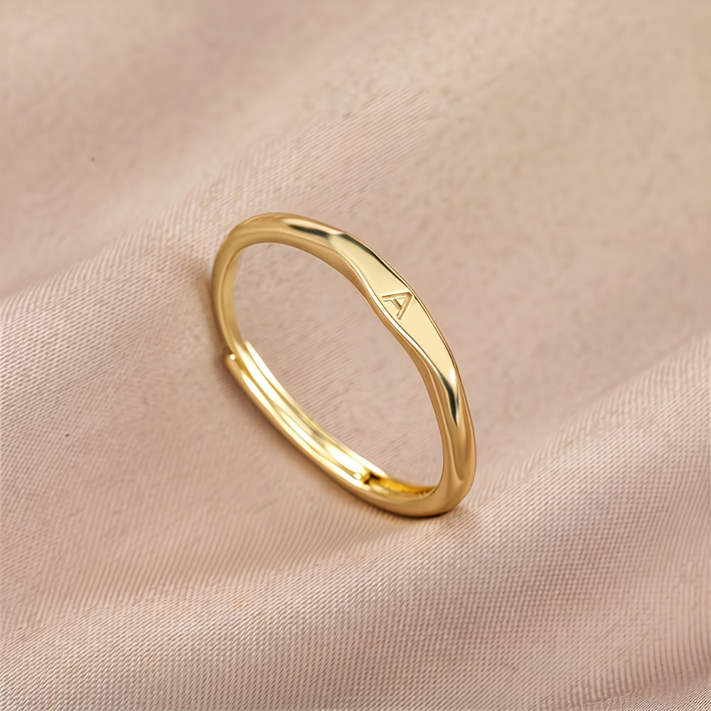 Elara Bogstav Ring | Guld