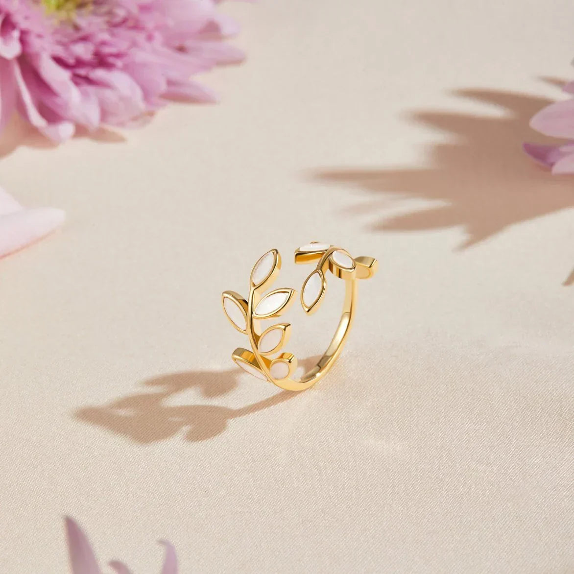 Neraya Delicate Leaf Open Ring | Guld