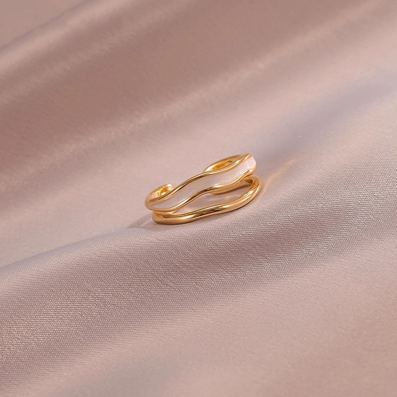 Sahira Lagdelt Bølge Ring | Guld