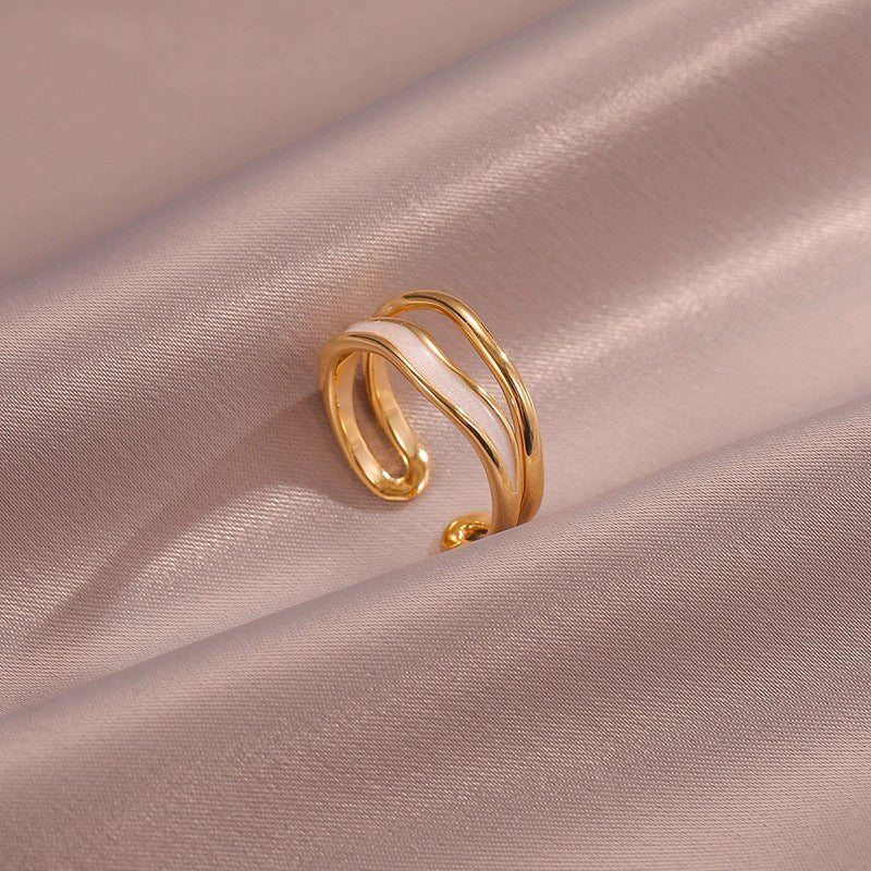 Sahira Lagdelt Bølge Ring | Guld